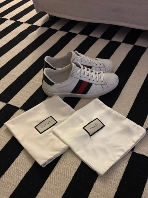 Gucci Ace - Säljer nu dessa fräscha Gucci Ace skor. Skorna är i mycket fint skick. Nypris på dessa är 8-9 tusen kronor. Skick 8/10. Dustbags medföljer!