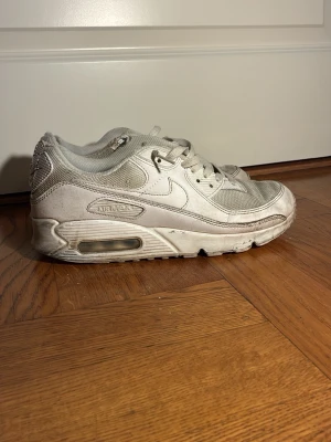 Nike Air Max 90 vita sneakers - Säljer Nike air max 90, har en del defekter men är användbara. Skrih vid frågor