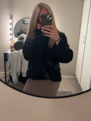 Stickad tröja svaft - Säljer min svarta stickade tröja från Gina i strl S. Används inte längre. Använt ett par gånger men har inga defekter. Bara skriva om ni vill ha fler bilder ❣️