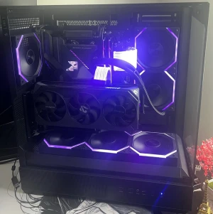 Gaming-PC | Ryzen 7 7800X3D | RX 9070 XT | 32GB DDR5 |2TB | Oled skärm på Aio - Helt ny, påkostad och mycket kraftfull gaming-PC i toppskick. Byggd med fokus på prestanda, kylning och stil. Perfekt för spel i 1440p och 4K, streaming samt arbete. Utrustad med Ryzen 7 7800X3D, RX 9070 XT, 32GB DDR5 6000MHz, 2TB NVMe SSD, snabb WiFi 6E, 750W nätaggregat och AIO-kylare med OLED-skärm. Snygg RGB som kan justeras eller stängas av. Plug & play. Kvitto finns, garanti upp till 3 år (PSU 7 år). Windows 11 medföljer. Kartonger också medföljer vid hämtning. Dm om ni har frågor! Mvh 