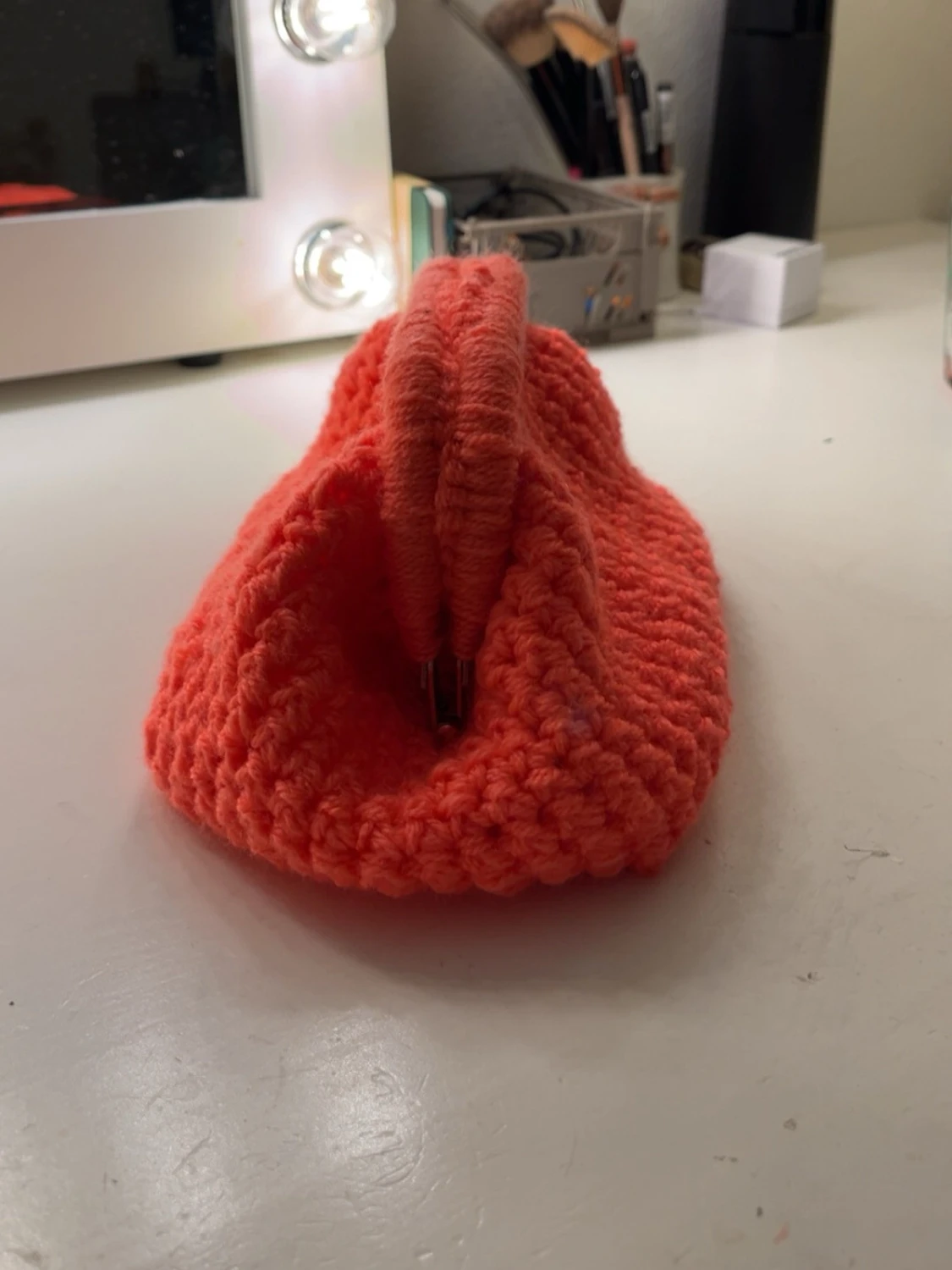 Handvirkad orange kuvertväska - 1