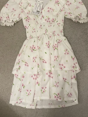 vit blommig volangklänning - säljer en söt vit blommig volangklänning från gina. den är helt oänvänd med lappen kvar. klänningen är i strl xs! den passar perfekt till skolavslutning eller bara ha den på sommaren😙😙❣️