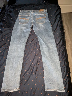 Ljusblå Nudie jeans - Väldigt snygga Nudie jeans som passar perfekt till vilket plagg som helst    Storlek: W31 L32