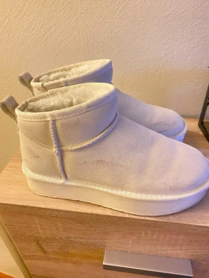 Vita uggs - Har st 37 men de passar perfekt! Äkta uggs.