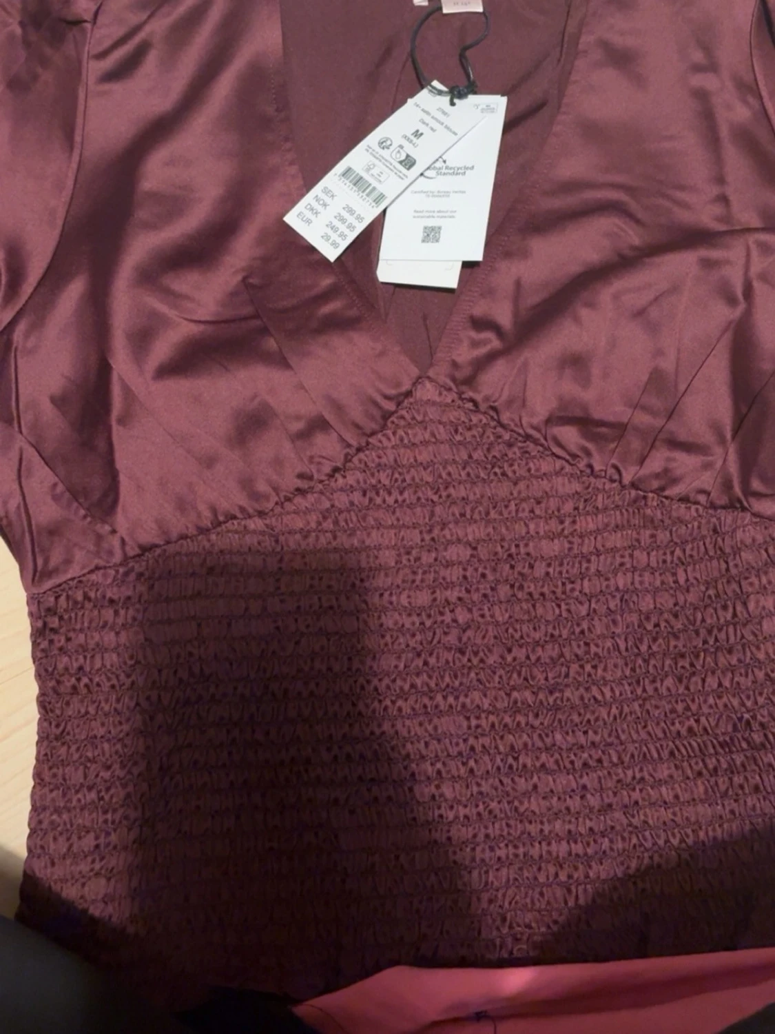 Vinröd omlottopp från Gina tricot