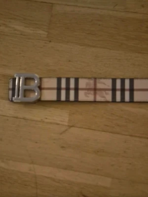 Burberry TB bälte med silver TB - Burberry tb bälte i beige färg med silver B. Aldrig använd med originell låda. 115 cm