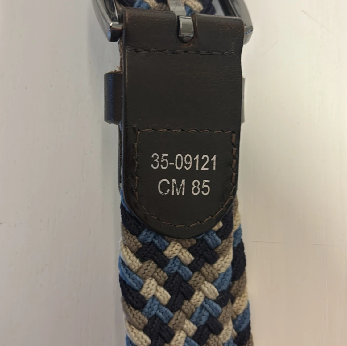 Randigt flätat bälte i blått och beige. Pris kan diskuteras - 2