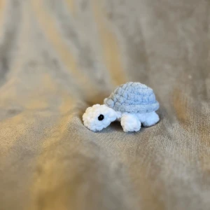 Ljusblå sköldpadda  - Sköldpaddan är ca 7 cm hög ❤️ Sköldpadda har Säkerhetsögon som inte rekommenderas för barn under 3 år!