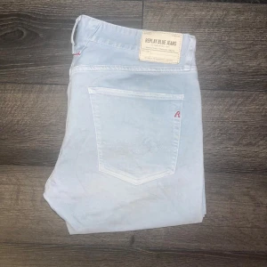Replay jeans - Säljer ett par ljusblå Replay Lenrick jeans med klassisk femficksdesign och diskret Replay-logga på bakfickan. Jeansen har smal passform och är tillverkade i mjukt denimtyg som sitter snyggt längs benen. Midja 43cm, längd 104cm. JAG SKICKAR INGA FLER BILD PÅ NÄR JAG BÄR JEANSEN :) s2