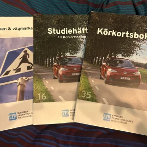 Körkortsboken, Studiehäfte till Körkortsboken, Vägmärken & vägmarkeringar - Allt körkort teori, från 2025. Allt du behöver för att plugga till körkort är med här. Att köpa på egen hand kostar 500,😊 🚘 