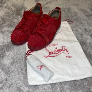 Christian Loubotin Skor  - Feta Christian Loubotin skor Storlek:39,5 (Passar 41) Skick:7/10 Priset är ej hugget i sten.