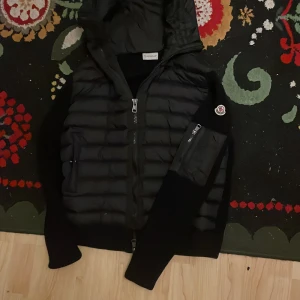 Svart Moncler cardigan - ‼️Gör byten gärna!‼️En skön cardigan för hösten/vintern som passar m/s och är nästan helt ny bara lite använd, fick den från en gammal vän och pris kan diskuteras 🎉