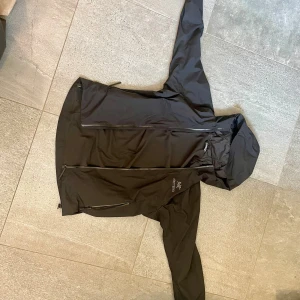 Svart windbreaker Arc'teryx Gore-Tex - Användes några gånger förra året passar inte mig längre därav att jag säljer den.  Skick är nytt Svart vindjacka från Arc'teryx i storlek L, tillverkad i Gore-Tex Infinium-material. 
