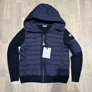Moncler cardigan mörkblå - Säljer en helt ny mörkblå moncler cardigan. Står storlek L i jackan men sitter mindre. Nfc Scan funkar. Inget kvitto finns! Pris kan diskuteras vid snabb affär!