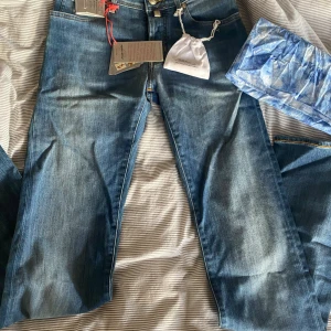 Helt nya Jacob Cohen blåa Jeans. Straight fit - Helt nya, oanvända Jacob Cohen Jeans. Jeansen är straight fit och är W28. Alla taggar medkommenterare samt Jacob Cohen Halsduk