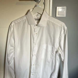 Balmain Paris Skjorta - Fick denna av min farsa men den passar inte mig längre så då säljer jag den. Har inget kvitto kvar på den men när jag söker upp så är nypris mellan 2500-3500kr. Den är i jätte bra skick och har inga fläckar eller skador. Storleken är M.