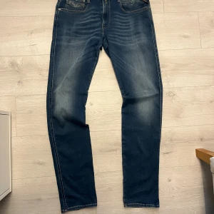 Replay anbass jeans  - Hej! Säljer dessa replay anbass jeansen//jeansen är i fint sick och har inga defketer//jeansen är i W33 L34 men hadde sakt de passar mindre//hör gärna av er vid frågor!