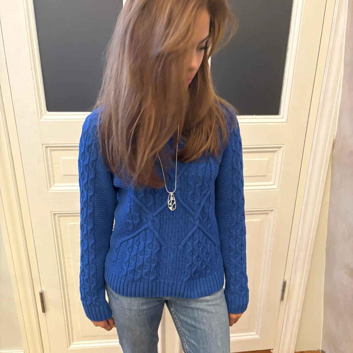 Blå stickad tröja med kabelmönster - 2