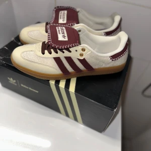 Adidas Wales Bonner Samba sneakers - Unika Adidas Wales Bonner Samba sneakers i beige och vinröd. Använt 2 gånger. Storleken är 42 men passar mindre, mer likt 41. Längden på skorna är 28cm.