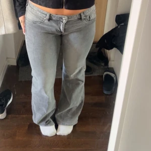 Grå bootcut jeans - Snygga grå bootcut jeans med en klassisk femficksdesign. De har en knapp och dragkedja framtill och är perfekta för en avslappnad stil. Passformen är bekväm och de är tillverkade i ett mjukt denimtyg.💞 nyskick 