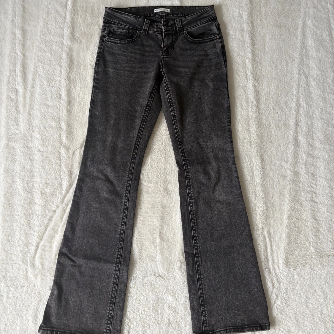 Svarta low waist bootcut jeans från Gina I 36 - 2