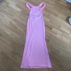 Klänning - Lång fin klänning med öppen rygg. Har testat den för jääääätte länge sen och har för mig att den var för lång, jag är ca 165. Aldrig använt.