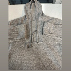 Kashmir hoddie - Kashmir hoddie. Storlek S. Väldigt skön o snygg inför vintern. Passar till det mesta. Sköts till väldigt bra. Skriv vid fler bilder eller intresse 