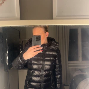 Svart pufferjacka från Moncler - As snygg jacka från moncler i modellen bady, säljer då jag fick den i present men den var för liten, självklart äkta dustbag medföljer skriv vid fler bilder eller frågor.💗