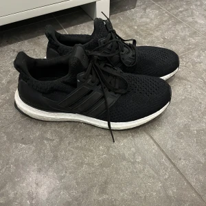 Adidas Ultraboost - Använda men i gott skick, lite slitage på bakre delen av sulan men inget annat att anmärka på. Nypris över 2000