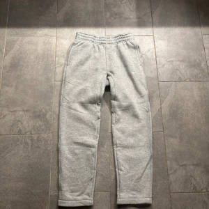 Grå Nike Mjukisbyxor  - Helt nya NIKE mjukisbyxor som inte passar mig. Priset kan diskuteras, skriv för fler bilder eller om du funderar över något. Nypris: 699kr 💵 Mitt pris: 450