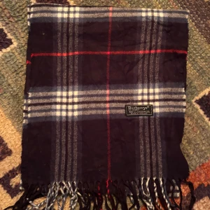 Vintage Burberry Halsduk  - -Riktigt bra skick, knappt använd. Nypris på dessa ligger på runt 5000kr, vilket gör detta till ett sjukt bra pris! Halsduken är gjord i Lamull, och är perfekt inför hösten och den kommande vintern. Anledningen till att det står ”Burberry’s” och inte ”Burberry” på lappen är eftersom halsduken är från några år tillbaka, innan de bytte namn! Om du har någon fråga är det bara att skriva till mig. /elgnce (2)