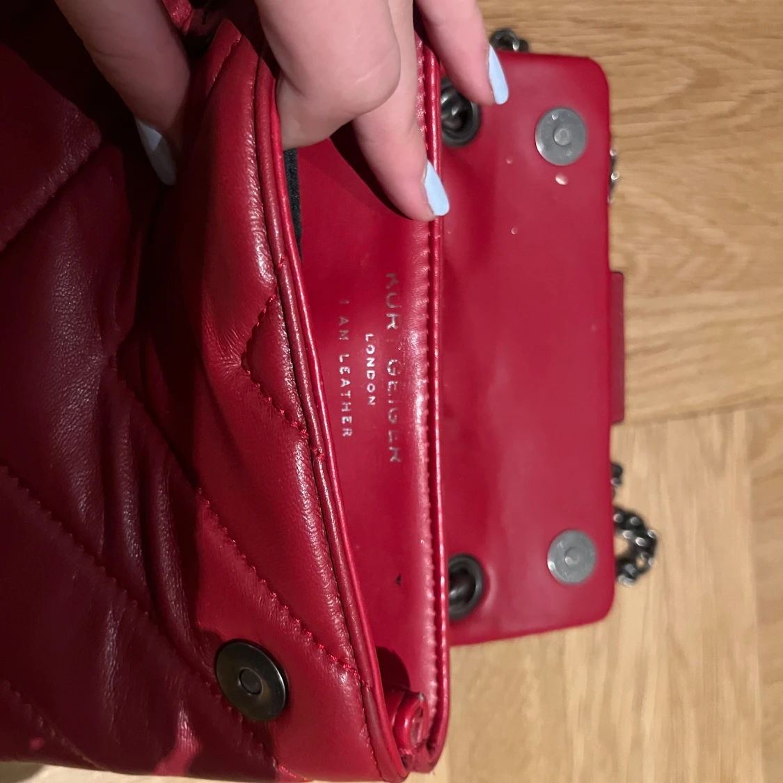 Röd quiltad axelväska från Kurt Geiger - 1