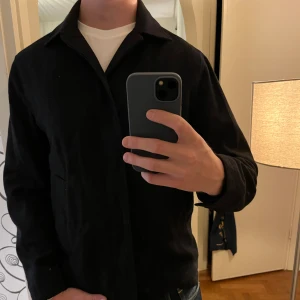 Svart Peak Performance jacka   - Säljer denna sjukt snygga Overshirten från Peak Performance⭐️ Färgen är svart och storleken är M✅ Den har inga defekter och skicket är utomordentligt🙌🤝 Sjukt najs passform och passar perfekt till hösten🍁🙌 Tveka inte på att höra av er dig vid minsta fråga eller fundering😊