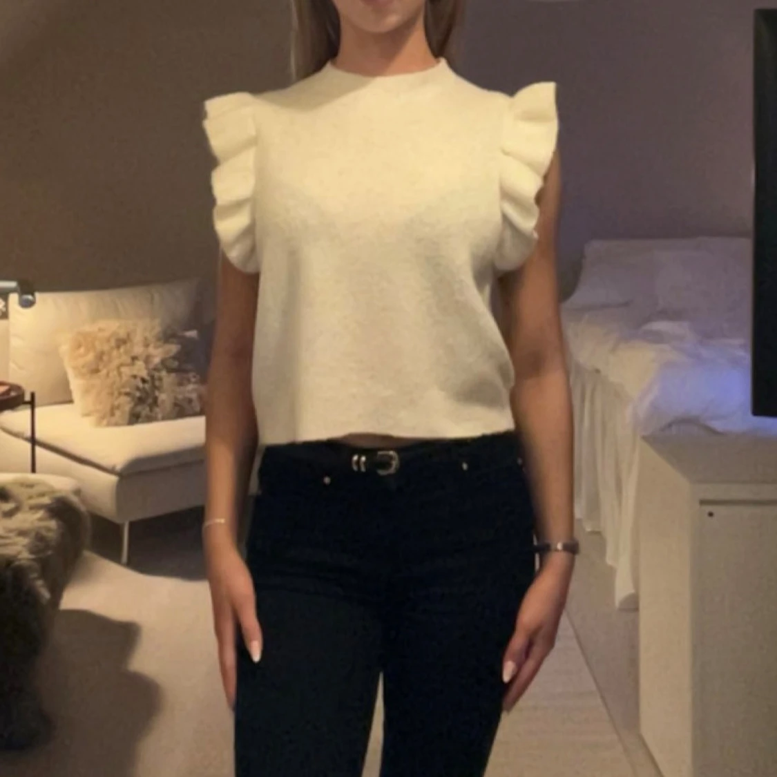 Vit croppad blus med volangärmar