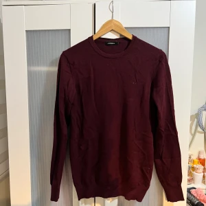 J.Lindeberg merinoull rund hals finstickad tröja - En jätte fin stickad tröja i merinoull Från J.Lindeberg Vinröd färg Storlek M Skicka meddelande vid några funderingar Kolla gärna även in mina andra annonser