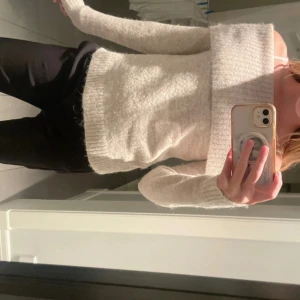 Offshoulder stickad tröja Gina Tricot - Supermysig ljusbeige stickad tröja från Gina Tricot.  Helt ny oanvänd 