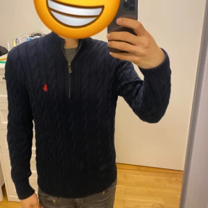 Polo Ralph lauren Half zip - Hej! Säljer en marinblå Half zip i nyskick 10/10 storlek small hör av er för mer info ///