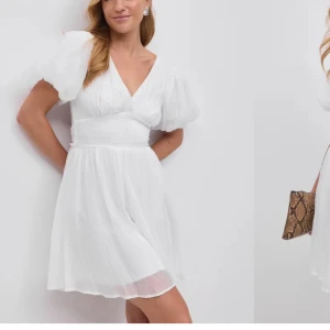 Vit kort omlottklänning med puffärm - Lägg gärna ett bud! Superfin vit kort klänning från Gina Tricot med puffiga korta ärmar, och stor rosett i ryggen. Djup v-ringning fram och bak. Klänningen är perfekt till studenten! Säljer då den är lite stor för mig. Aldrig använd! ☺️❤️