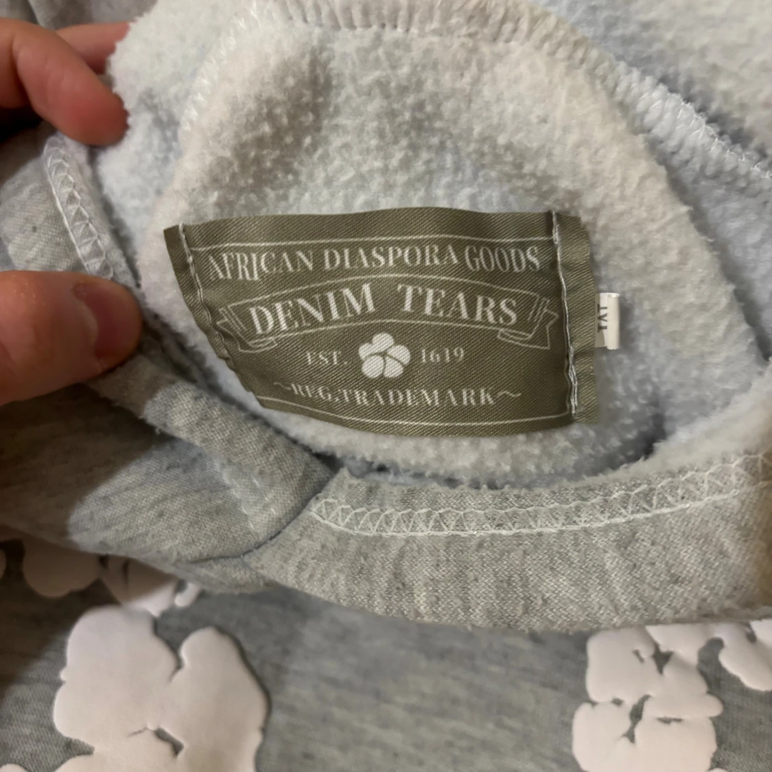 Grå hoodie från Denim Tears med blommor - 2