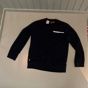 Ralph lauren tjocktröja - Hej,säljer nu denna riktigt snygga Ralph lauren tjocktröjan. Tröjan är inte använd en enda gång, nypris 1000kr mitt pris 599! Hör av er vid minsta frågor eller funderingar.