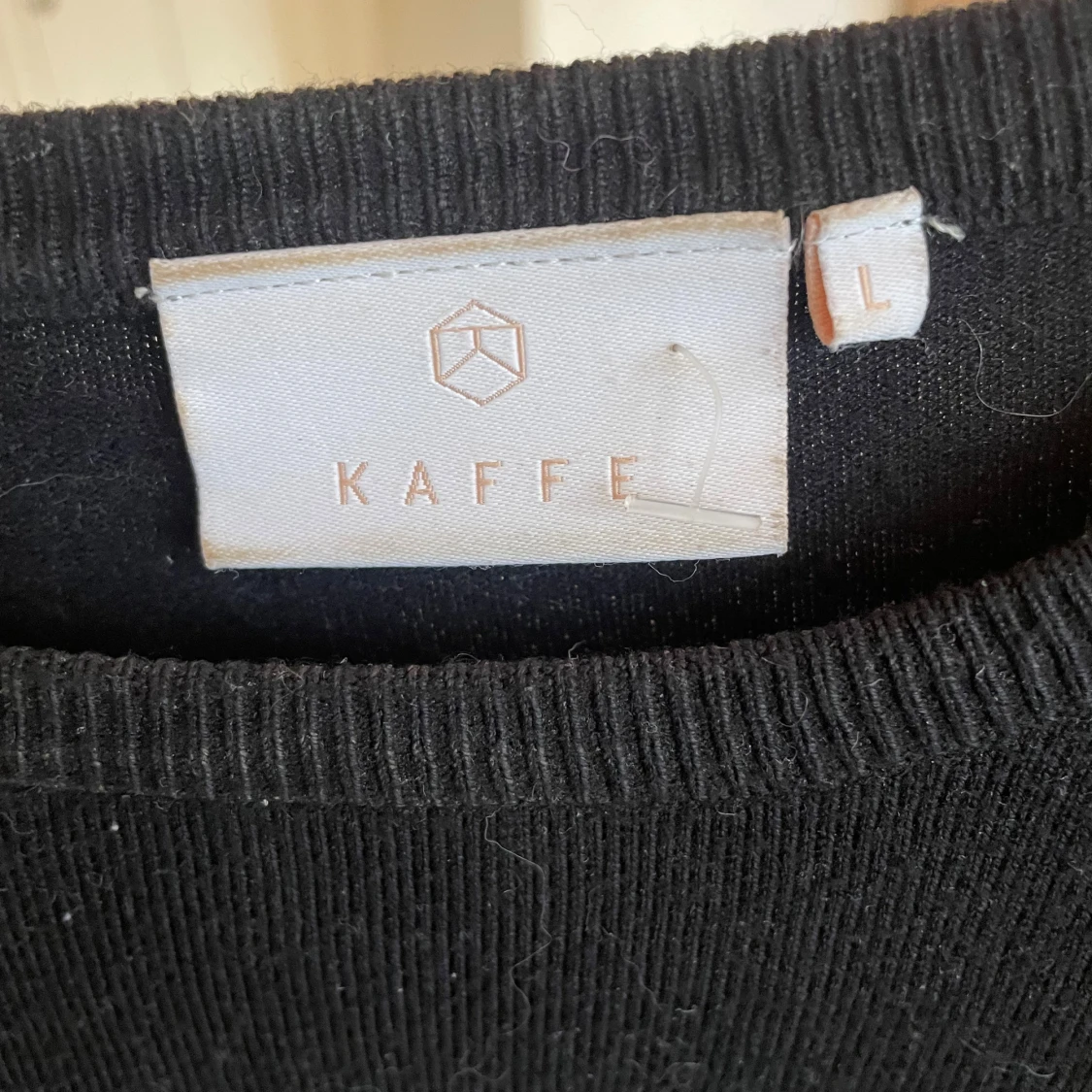 Svart tröja med volangärmar från Kaffe - 2