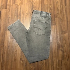 Jack & Jones Slim Glenn - Tja! Säljer ett par tvär feta Jack and Jones jeans. Otroligt populär modell som ofta säljs slut. 10/10 skick. Modell Slim Glenn, Storlek W30 L32. Hör av dig om du har någon fundering!