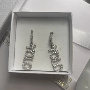 Öronhängen ioaku - Säljer nu mina iakou öronhängen som jag aldrig använt! Köptes för 600kr, säljer för 450kr🤗🤗