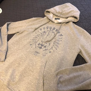 Dsquared Hoodie - Fet dsquared2 hoodie med tryck i storlek S. Frågor—> bara att skriva 