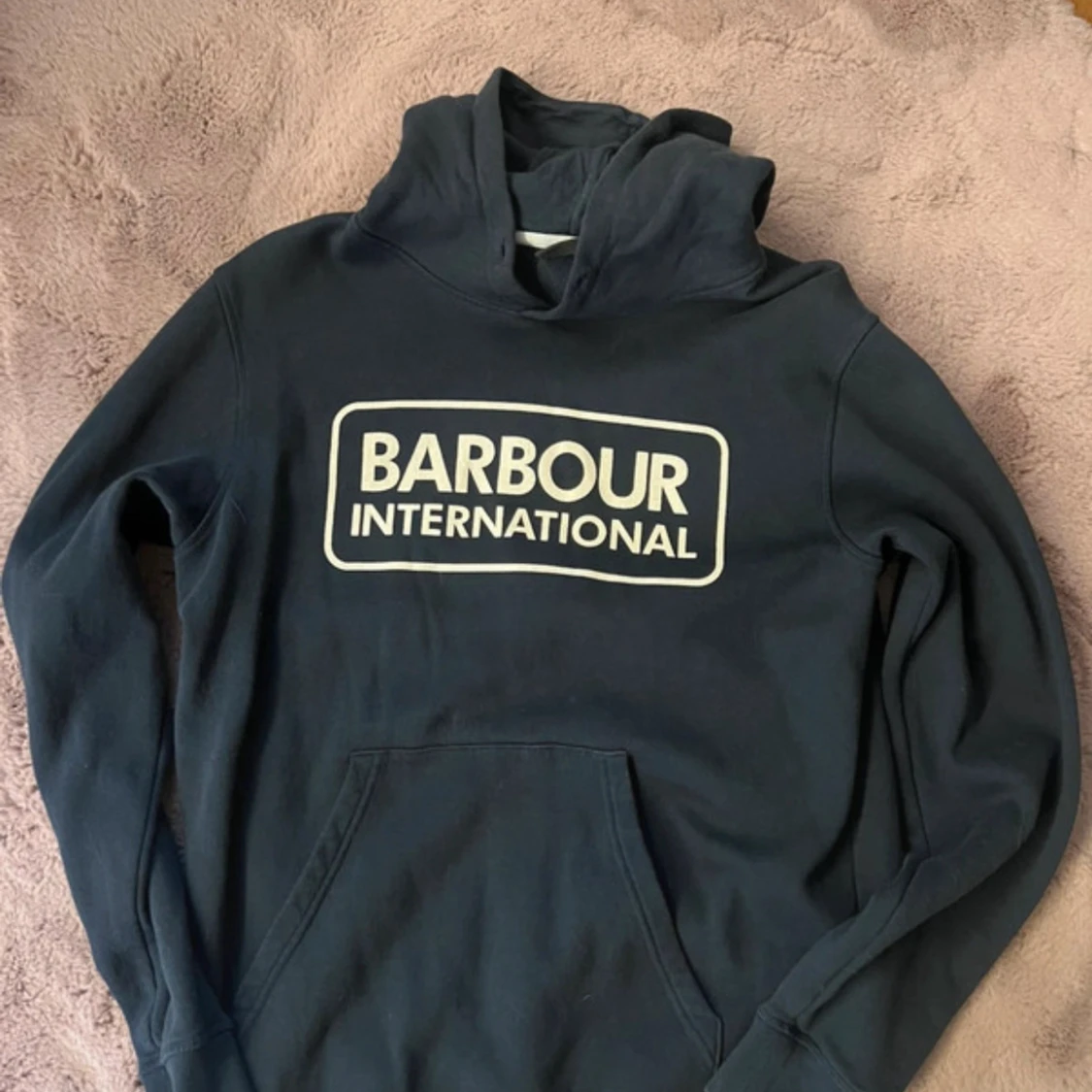 Mörkblå hoodie från Barbour International