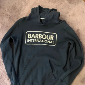 Mörkblå hoodie från Barbour International - Tja, säljer en snygg tröja från Barbour International. Storlek M men passar S och i toppen skick. Skriv till mig vid minsta fundering. Mvh Marius 😁