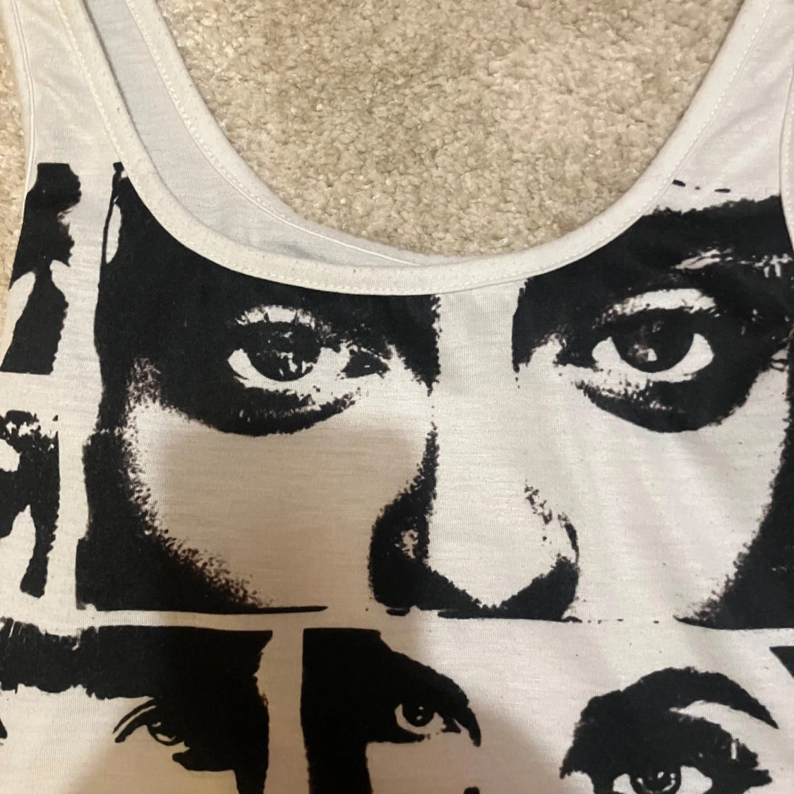 Vit och svart crop top med tryck - 2