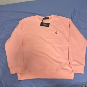 En tjock tröja från polo raulph lauren. - En Rosa Tjocktröja från polo raulph lauren. aldrig använt. Storlek M. Säljer den för att den inte passar mig