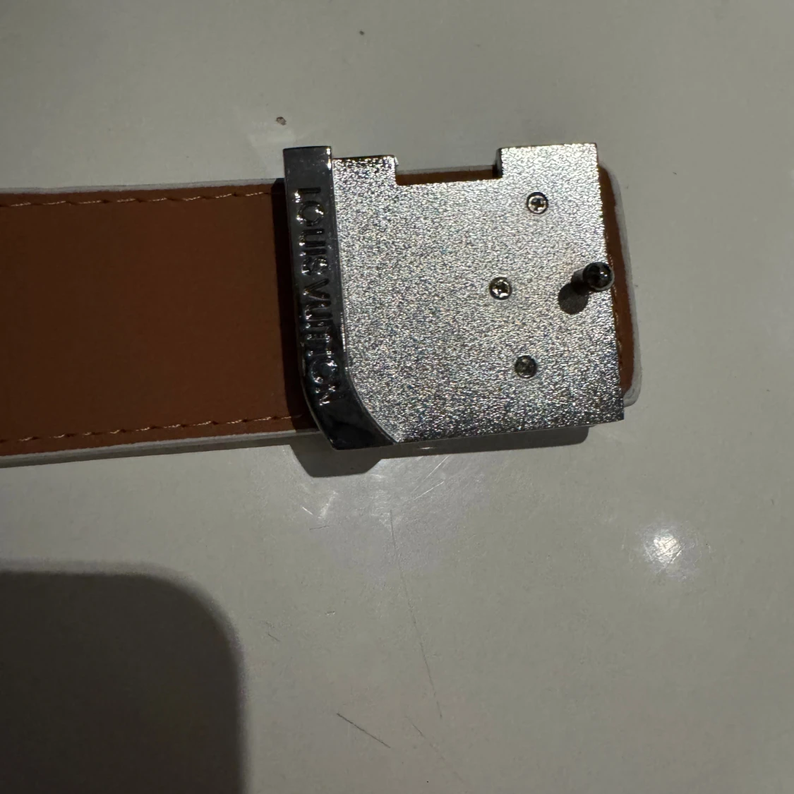 Vitt bälte med mönster och silverfärgat spänne - 3