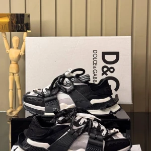 Dolce & Gabbana svarta chunky sneakers - Säljer ett par feta Dolce & Gabbana sneakers i svart och vitt med chunky plattformssula och coola detaljer. Skorna har snörning med logotyp på skosnören och en mix av syntet och skinnmaterial. Riktigt edgy design som sticker ut och passar dig som gillar statement pieces.